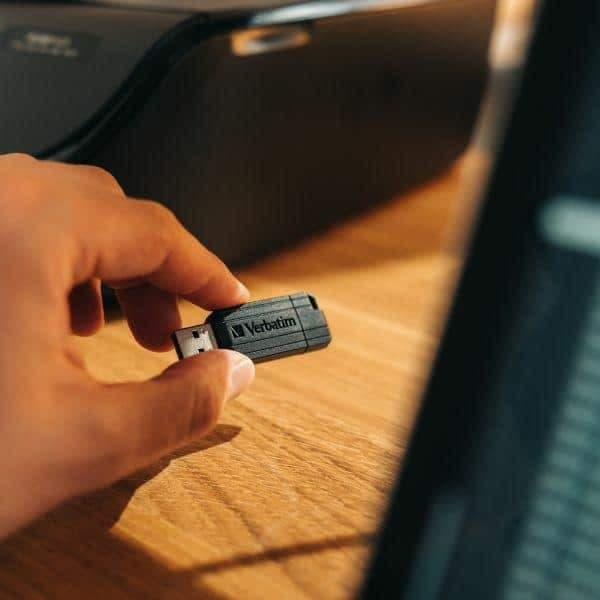 Pendrive Verbatim 4gb USB-A 2.0 Pinstripe Μαύρο 49061 4