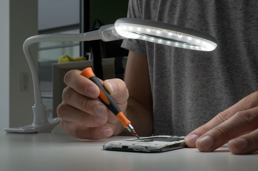 GOOBAY μεγεθυντικός φακός 60359 με κλιπ & βάση, LED, 3 διόπτρες, λευκός 3